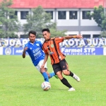Pemain Persibo Bojonegoro menggiring bola dikawal pemain Persikas Subang.