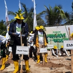 SKK Migas Jabanusa dan ExxonMobil Cepu Limited (EMCL) bersama masyarakat pesisir melakukan penanaman mangrove di Pantai Kelapa, Kelurahan Panyuran, Kecamatan Palang, Kabupaten Tuban, Rabu (28/9/2022). 