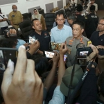 Kapolrestabes Surabaya, Kombes Pol Akhmad Yusep Gunawan, saat memberi keterangan kepada awak media terkait pembangunan rumah untuk pendekar dan suporter.