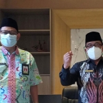 Kepala Kantor Kemenag Kabupaten Tuban Sahid (kanan) dan Kepala Seksi Bimas Islam Kemenag Tuban Mashari. (foto: ist)