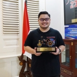 Bupati Kediri Hanindito Himawan Pramono dan Penghargaan yang diterima dari Kementerian Pekerjaan Umum dan Perumahan Rakyat (PUPR) dalam rangka Hari Jalan 2021. foto: ist.
