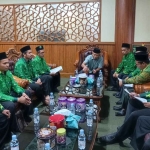 Pimpinan Cabang Persatuan Guru Nahdlatul Ulama (PC Pergunu) Kabupaten Tuban audiensi langsung dengan Ketua DPRD Tuban di ruang paripurna DPRD setempat, Minggu (20/11/2022).