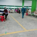 Para pasien Covid-19 saat dirawat di hall parkir RSI Siti Hajar Sidoarjo.