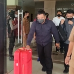 Penyidik KPK saat keluar dari Gedung DPRD Bangkalan dengan membawa 2 koper.
