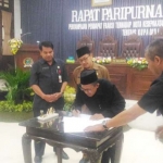 Wakil Ketua DPRD Kota Malang Abdurrahman, menandatangani nota kesepakatan APBD Perubahan 2018, untuk pelaksanaan anggarannya, usai sidang paripurna perdana di ruang sidang DPRD, Rabu (12/09). Foto: IWAN I/BANGSAONLINE
