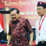 Ketua DPD GMNI Jatim Ageng Dendy Setiawan mendampingi pakde Karwo ketika pelantikan Ketua dan Pengurus DPD GMNI Jatim.