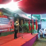 Guruh Soekarnoputra saat memberikan sambutannya ke warga di Desa Asmorobangun, Kecamatan Puncu, Kabupaten Kediri. Foto: ARIF KURNIAWAN/BANGSAONLINE