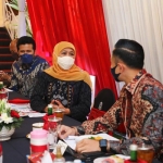 Gubernur Khofifah dan Wakilnya, Emil Dardak, saat menjamu makan malam Ketua Umum Demokrat, AHY, di Gedung Negara Grahadi, Surabaya. Foto: Ist