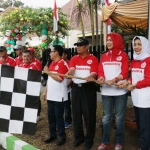 Plt. Wali Kota Malang Sutiaji, bersama pengurus manajemen RSIA Melati Husada saat memberangkatkan peserta jalan sehat secara simbolis. foto: ist