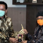 Bupati Sumenep, Dr. KH. A. Busyro Karim (kanan) saat menerima trofi penghargaan dari PWI Jatim sebagai Tokoh Bidang Pemerintahan Daerah tahun 2020.
