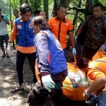Polisi mengevakuasi mayat yang ditemukan di Desa Bongkot, Peterongan, Jombang. foto: RONY S/ BANGSAONLINE