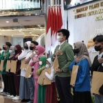 Para penerima bantuan pendidikan dari Polda Metro Jaya saat memperingati HUT ke-73.