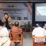 Certified Public Speaker of IPSA Helmi Kahaf memberikan paparan materi mengenai cara berkomunikasi yang baik dengan pembeli. (foto: ist)