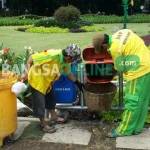 Pasukan kuning saat sibuk membersihkan sampah yang berserakan. foto: iwan