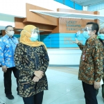 Gubernur Jawa Timur Khofifah Indar Parawansa meresmikan Instalasi Gawat Darurat (IGD) khusus penyakit menular di RSUD Dr. Soetomo Surabaya, Minggu (6/12/2020). Foto: ist/bangsaonline.com.