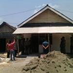 Rehab rumah yang dilakukan anggota TNI di desa Bakung, Bojonegoro.