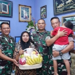 Danrem 084/BJ, Brigjen TNI Terry Tresna Purnama, saat mengunjungi anak almarhum Sertu Eka di Sidoarjo. Foto: Ist