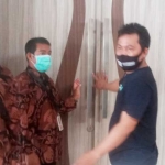 Wartawan HARIAN BANGSA, Ahmad Fuad (kanan) dihadang petugas KPU Kota Pasuruan saat hendak masuk ke ruangan pengundian nomor urut paslon. 