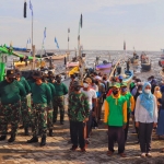 Peserta saat mengikuti upacara sebelum kegiatan bersih-bersih pantai dan penanaman pohon bakau di Pantai Panggungrejo Kota Pasuruan, Jumat (5/11).
