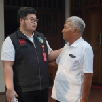 Bupati Kediri Hanindhito Himawan Pramana saat berdialog dengan Kades Gabru, Harjaka. Foto: Ist.