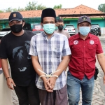 DPO pengedar sabu-sabu saat digelandang personel Polsek Sukolilo, Bangkalan.