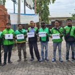 Komunitas Gojek Mojokerto Bersatu saat memberi dukungan kepada Polri.