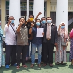 Kuasa hukum dan ahli waris saat foto di depan Pengadilan Negeri Sidoarjo.
