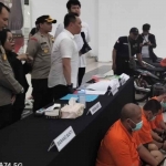 Polisi menunjukkan barang bukti dan para pelaku pencurian motor yang beraksi pada 15 TKP di Surabaya.