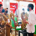 Bupati Kediri Hanindito Himawan Pramana (kiri) saat berbincang dengan Presiden RI Joko Widodo. foto: ist.
