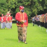 Bupati Kediri Hanindhito Himawan saat memakai pakaian khas Kabupaten Kediri. Foto: Ist.