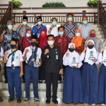 Plt. Bupati Gresik Moh. Qosim bersama Kepala Sekolah, Guru, dan Siswa MTs Nurul Islam Pongangan. (foto: SYUHUD/ BANGSAONLINE)
