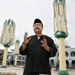 Wali Kota Saifullah Yusuf saat meninjau pembangunan Payung Madinah di sekitar Alun-Alun Kota Pasuruan, Jumat (30/12).