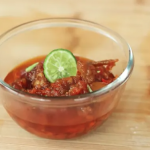 Ilustrasi sambal tomat yang cocok untuk ayam goreng (Youtube/DevinaHermawan)
