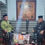 Gus Fahmi dan KH. Fawaid saat diskusi di Ponpes Al-Aula, Kombangan, Bangkalan.