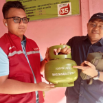 PT Pertamina-Hiswana Migas Madiun menunjukkan tabung melon subsidi kemasan 3 kg diperuntukkan bagi masyarakat miskin. (dok. RRI)