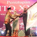 Penutupan MTQ XXIX Jatim diwarnai penyerahan bendera MTQ dari Bupati Pamekasan Baddrut Tamam ke Wali Kota Pasuruan Saifullah Yusuf.