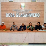 Jajaran Muspika Kalisat ketika rapat untuk menyelesaikan polemik pencemaran air di Balai Desa Glagahwero.