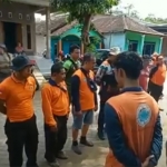 Suasana koordinasi petugas saat mengevakuasi dua bocah TK yang terseret arus Sungai Welang, Kabupaten Pasuruan.