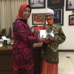 Bendahara DPC PDIP Gresik, Siti Muafiyah memberikan bingkisan kepada konstituen.