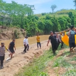 Petugas saat mengevakuasi jasad pria yang diduga menjadi korban banjir di Kecamatan Wonotirto, Kabupaten Blitar. Foto: Ist