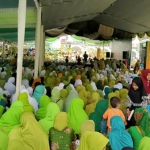 Ribuan ibu-ibu Muslimat NU masih rela hadir pada acara Tahlil dan Pengajian Akbar yang digelar Muslimat NU Kabupaten Mojokerto di kampus Institut KH Abdul Chalim (IKHAC) Pacet Mojokerto, Ahad (15/2/2020). foto: bangsaonline.com