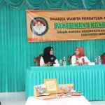 Dharma Wanita Persatuan (DWP) Kabupaten Sumenep menggelar pelatihan ekonomi kreatif berupa pembuatan tas dari kulit pohon.