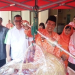 Wali Kota Masud Yunus didampingi  Kepala PT Pertamina Market Operation Marketing (MOR) V, Jatim-Bali melihat timbangan bantuan CSR.