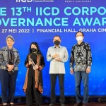 Direktur SDM dan Umum SIG, Agung Wiharto (ketiga dari kiri) menerima penghargaan kategori Best Right of Shareholders pada ajang The 13th Corporate Governance Award 2022 di Graha CIMB Niaga, Jakarta, Jumat (27/5/2022). foto: ist.