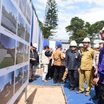 Wali Kota Kediri Abdullah Abu Bakar saat mengamati desain Alun-Alun Kota Kediri. 