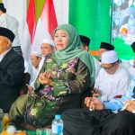 Gubernur Jawa Timur Khofifah Indar Parawansa bersama KH Asep Saifuddin Chalim, Gus Miftah, dan Owner PT Bawang Mas Group Khairul Umam saat shalawat bersama.