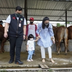 Bupati Kediri Hanindhito Himawan Pramana saat mengajak putri dan istrinya ke kandang sapi. foto: ist.