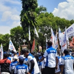 Ribuan buruh yang tergabung FSPMI Konsulat Cabang Tuban lakukan aksi demo di depan kantor PT Industri Kemasan Semen Gresik (IKSG), Kecamatan Jenu, Kabupaten Tuban, Senin (15/8/2022).