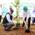Wali Kota Pasuruan Saifullah Yusuf dan Ketua TP PKK Fatma Saifullah Yusuf saat menanam bibit pohon dalam rangka peringatan Harganas 2023.