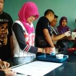 Petugas sibuk menganalisa hasil urine para wartawan yang ditempatkan di botol kecil. foto: nanang ichwan/ BANGSAONLINE